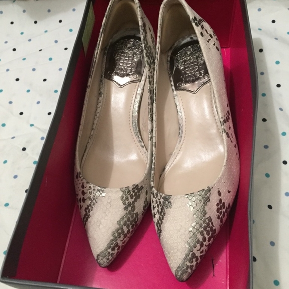 Vince Camuto Beautiful Short Heels Shoes - Picture 4 of 4